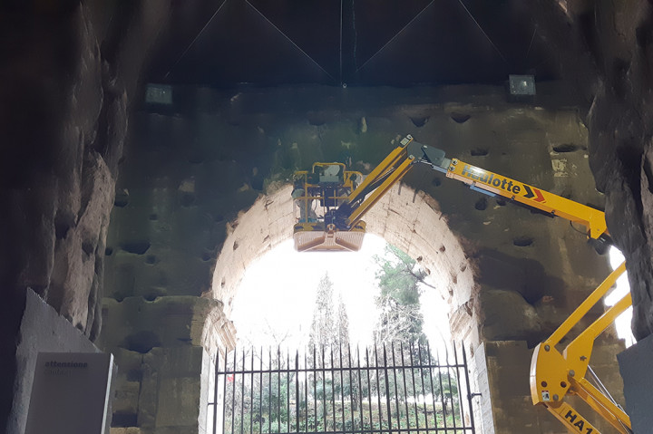 Seperti tampak pada awal Februari ini, sejumlah pekerja terlihat memasang jaring-jaring besi di bagian atap di bagian dasar bangunan. 