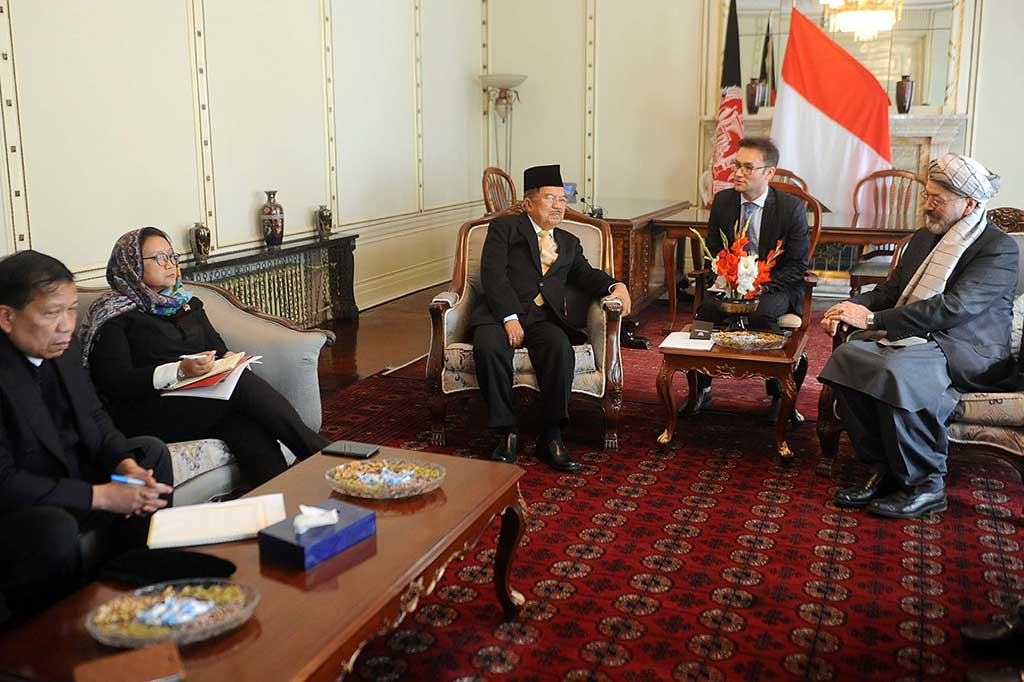 Wapres berbincang dengan Chairman High Peace Council Y.M Mohammad Karim Khalili. Wapres dijadwalkan juga akan bertemu Presiden Afghanistan Ashraf Ghani. Jusuf Kalla melawat ke Afghanistan untuk menjalankan misi perdamaian di negara yang hingga kini masih dikoyak oleh kekerasan tersebut.