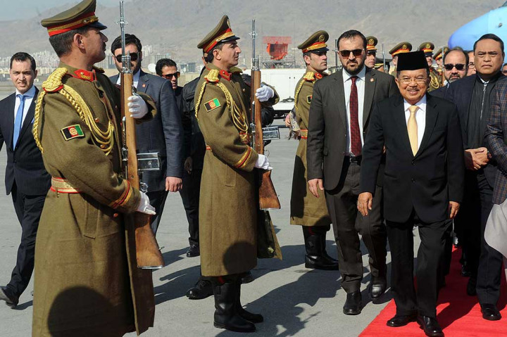 Sebelumnya, Jusuf Kalla tiba di Bandara Internasional Hamid Karzal Kabul, Afghanistan, Selasa, pukul 13.40 waktu setempat (perbedaan waktu antara Jakarta 2 Jam 30 lebih lambat), setelah pesawat kepresidenan yang  menempuh penerbangan 6 jam 50 menit dari Bandara Kualanamu, Medan.