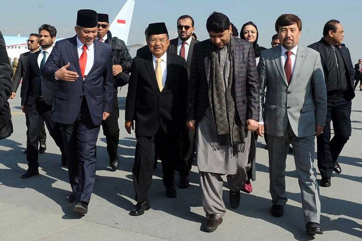 Wapres dan rombongan disambut oleh Duta Besar Luar biasa dan Berkuasa Penuh (LBBP)  RI untuk Afghanistan Mayjen TNI ( Purn)  Arief Rachman,  Menteri  Urusan Haji Afghanistan, Wakil Protokol Negara Afghanistan dan Atase Pertahanan RI di Islamamad Kolonel Putut Witjaksono Hadi.