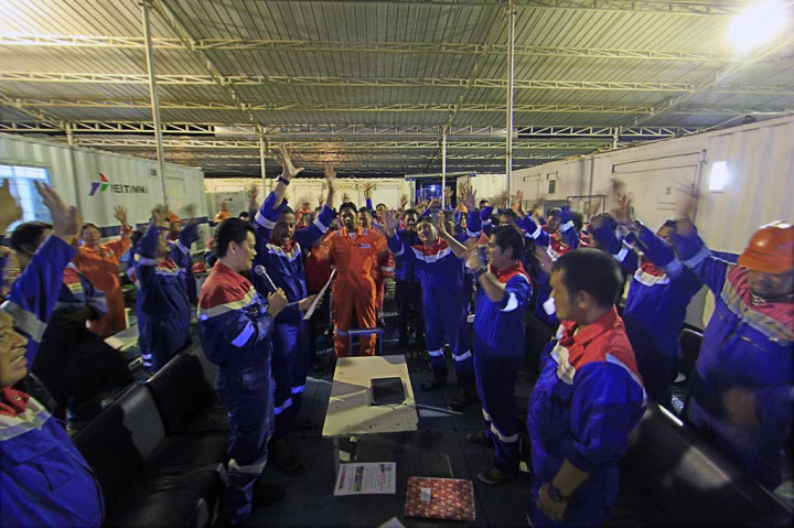 Bergegas para pekerja PT Pertamina Drilling Services Indonesia (PDSI) yang merupakan anak perusahaan dari PT Pertamina (Persero) berkumpul di ruang rapat di antara deretan kontainer tempat tinggal sementara saat masa pengeboran. Pertemuan selain pergantian sif juga mengulas permasalahan yang dihadapi dalam proses pengeboran. Dengan yel-yel penuh semangat mereka awali pengeboran yang akan dilanjutkan malam itu.