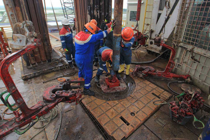 Pengeboran dimulai dengan memasukkan mata bor untuk membawa kembali lumpur guna mengikis lapisan batuan di bumi, melapisi dinding sumur dengan semen agar tidak runtuh saat mata bor dan pipa dimasukkan kembali ke dalam sumur mencari sampel lapisan batuan untuk dianalisa dan dievaluasi. 