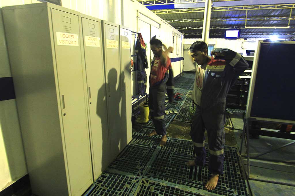 Dari pergantian sif kerja yang dimulai dari pukul 19.00 hingga 07.00 tersebut, para pekerja langsung menempati pos masing-masing. 