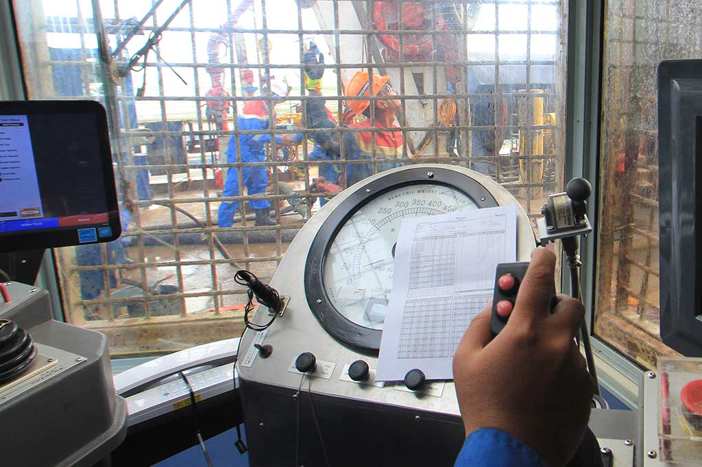 Tak peduli percikan oli dan lumpur mengenai muka saat hujan turun, mereka terus berjibaku melakukan pengeboran hingga kedalaman tertentu, meski resiko ledakan akibat tekanan lumpur dan gas bisa terjadi sewaktu-waktu.