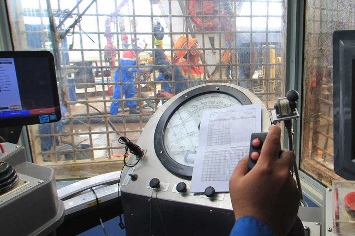 Tak peduli percikan oli dan lumpur mengenai muka saat hujan turun, mereka terus berjibaku melakukan pengeboran hingga kedalaman tertentu, meski resiko ledakan akibat tekanan lumpur dan gas bisa terjadi sewaktu-waktu.