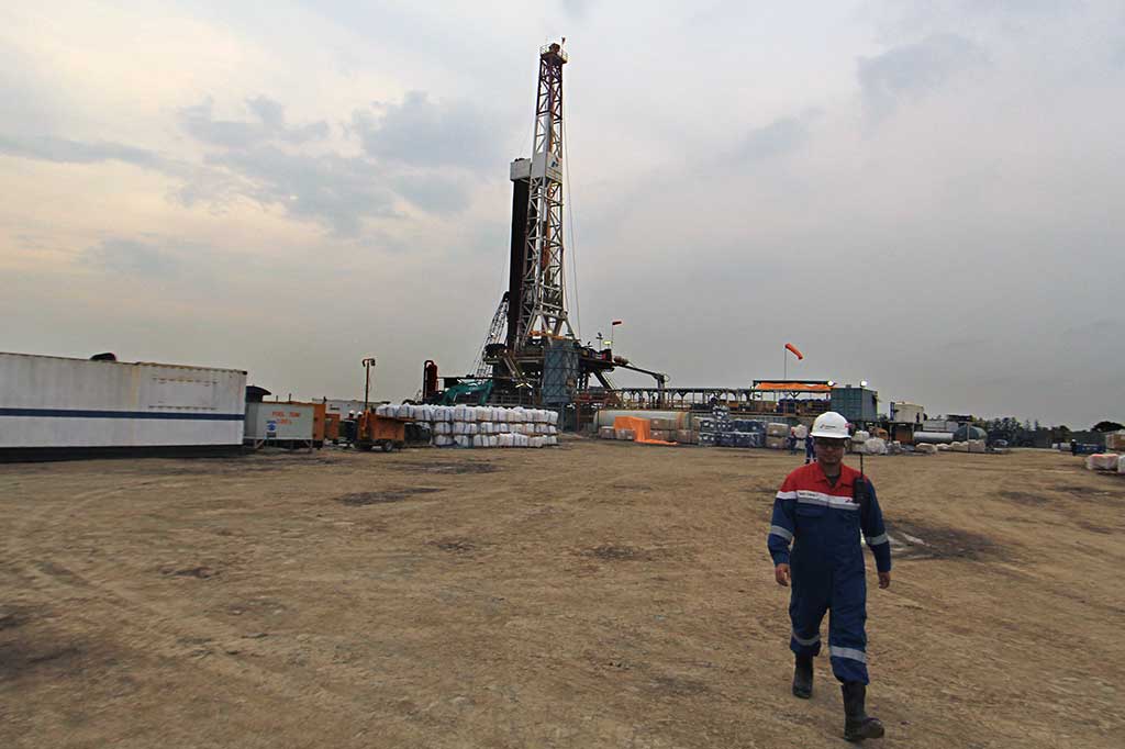 Proses mengeboran yang rumit teratasi dengan kerja sama pekerja di atas lantai sumur, meski resiko kerja yang begitu berat tak mereka hiraukan saat  jauh dari kampung halaman, jauh dari keluarga hanya untuk mencari harapan baru untuk mendapatkan berkah minyak bumi yang akan digunakan untuk menjaga ketahanan energi di masa mendatang.