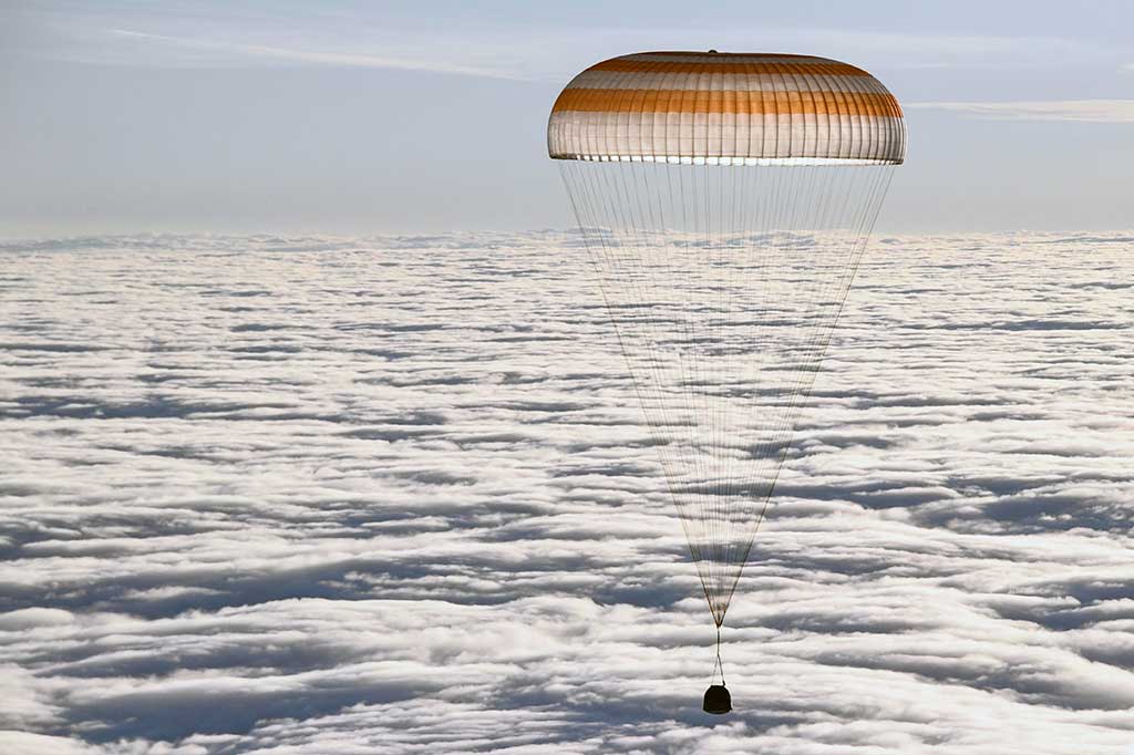 Kapsul ruang angkasa Soyuz MS-06 yang membawa awak pesawat antariksa International Space Station (ISS) asal Rusia Alexander Misurkin dan astronaut NASA Mark Vande Hei dan Joe Acaba bersiap mendarat di daerah terpencil di wilayah Dzhezkazgan (Zhezkazgan), Kazakhstan, Rabu, 28 Februari 2018.