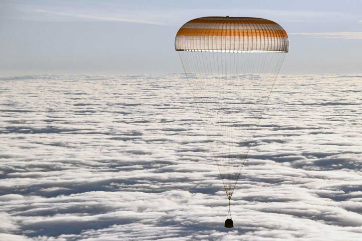 Kapsul ruang angkasa Soyuz MS-06 yang membawa awak pesawat antariksa International Space Station (ISS) asal Rusia Alexander Misurkin dan astronaut NASA Mark Vande Hei dan Joe Acaba bersiap mendarat di daerah terpencil di wilayah Dzhezkazgan (Zhezkazgan), Kazakhstan, Rabu, 28 Februari 2018.