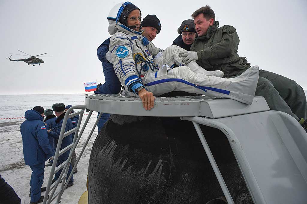 Petugas membantu astronaut NASA Joe Acaba keluar dari kapsul ruang angkasa Soyuz MS-06 setelah mendarat di daerah terpencil di luar Kota Dzhezkazgan.