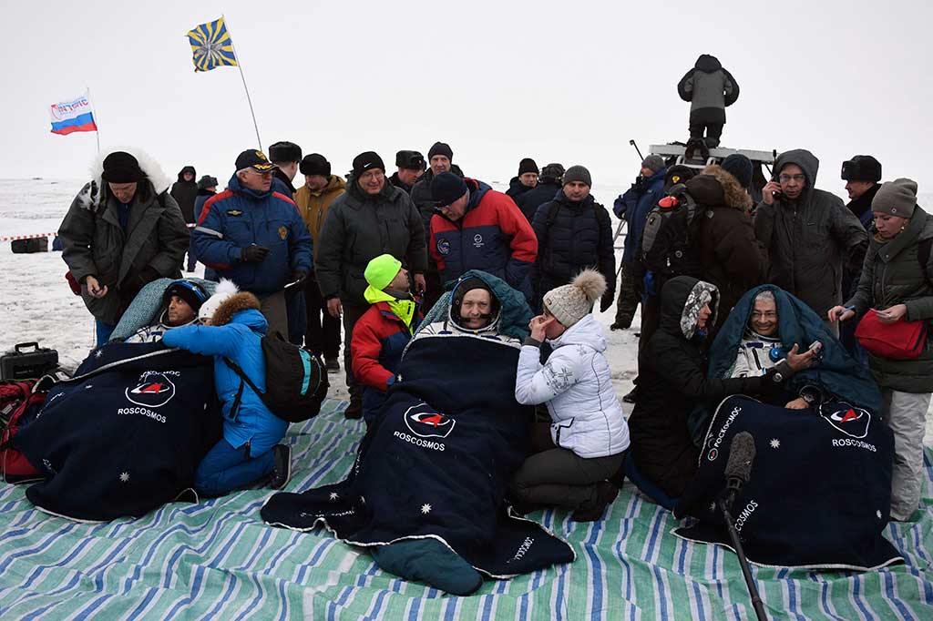 Kosmonaut Rusia Alexander Misurkin (tengah) dan astronaut NASA Mark Vande Hei (kanan) serta Joe Acaba melakukan aklimatisasi. Misurkin telah menghabiskan 334 hari di luar angkasa dengan dua penerbangan. Acaba, 50, sedang menyelesaikan misi ketiganya di luar angkasa, sementara rekannya Vande Hei, 51, berada di luar angkasa untuk pertama kalinya.