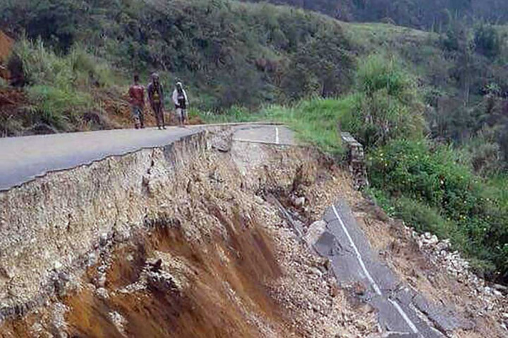 Ruas jalan di wilayah Mendi, daerah dataran tinggi Papua Nugini mengalami kerusakan cukup parah pascagempa berkekuatan 7,5 SR, Senin, 26 Februari 2018.