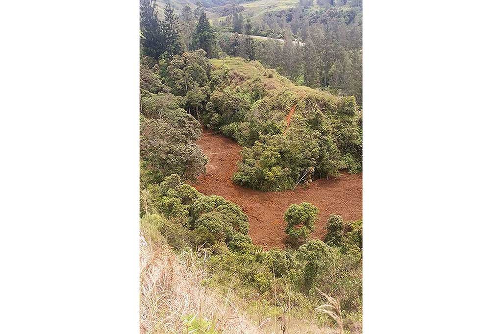 Guncangan gempa juga mengakibatkan bukit di dekat Nipa mengalami longsor.
