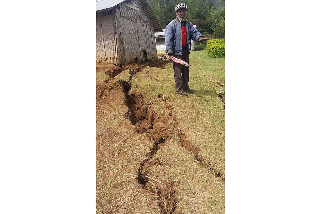 Warga menunjukkan keretakan tanah di Nipa, Papua Nugini yang terjadi pascagempa 7,5 SR.