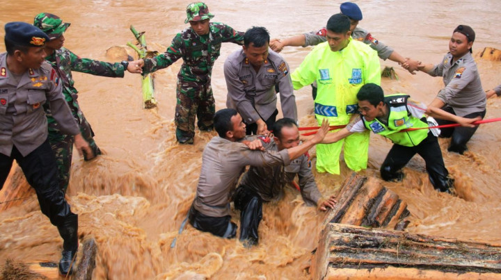 Dibantu warga setempat, TNI dan Polri menjadi ujung tombak Tim SAR tanggap darurat pencarian para korban.