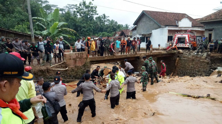 “Akibat bencana banjir dan longsor ini ada 29 ruas jalan rusak amblas dan retak serta sembilan jembatan ambruk,” kata Bupati Brebes Idza Priyanti.