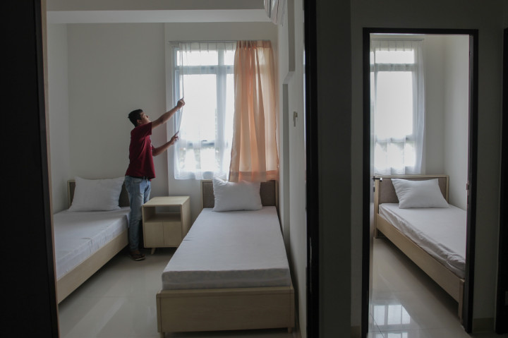 Setiap unit terdiri dari dua kamar. Presiden Joko Widodo menilai ukuran ranjang terlalu kecil untuk atlet yang posturnya tinggi dan besar. 