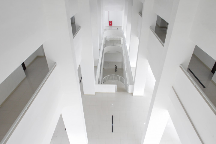 Atrium di salah satu tower. Setiap tower berisi 700-an unit apartemen yang masing-masing luasnya 36 meter persegi. 