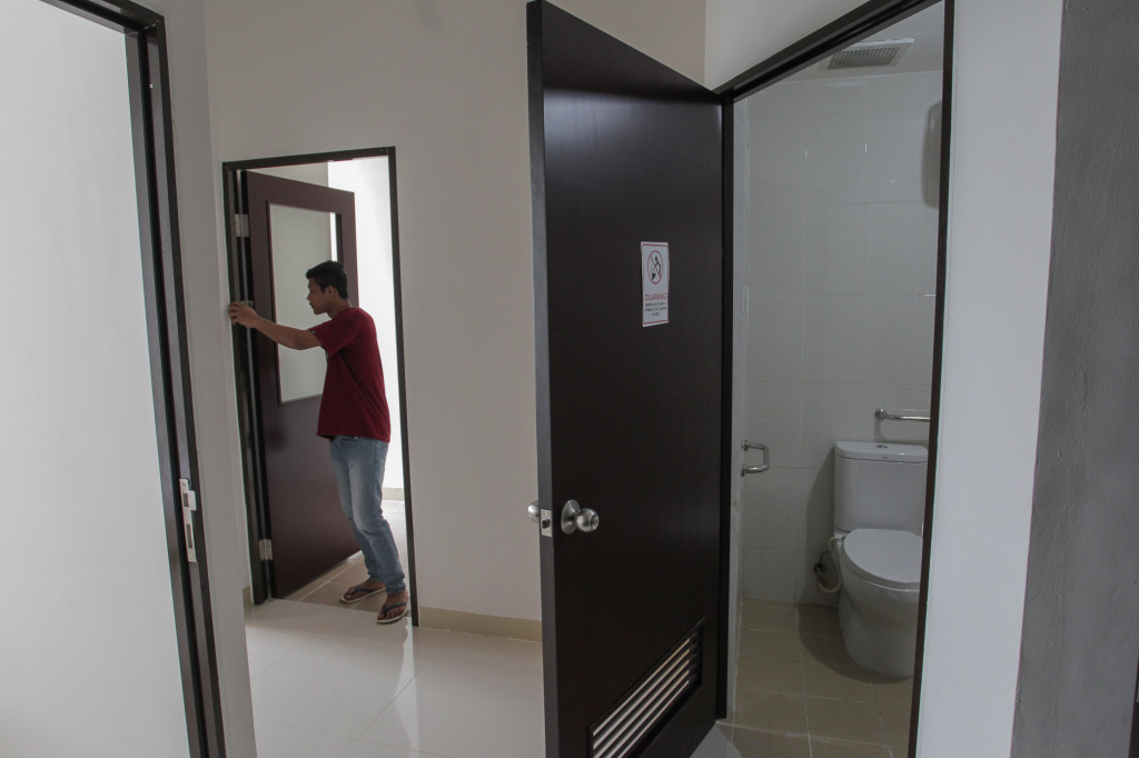Bagian yang perlu dirombak adalah pintu yang lebih lebar dan kamar mandi lebih luas agar muat kursi roda elektrik. Jalur ramp dan lift khusus juga akan ditambahkan. 