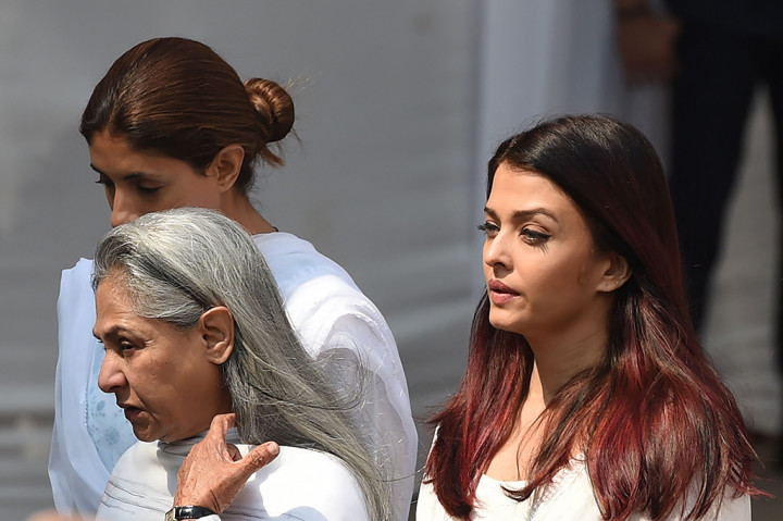 Aktris Aishwarya Rai Bachchan dan Jaya Bachchan menyambangi rumah duka, menghadiri pemakaman legenda Bollywood Sridevi Kapoor.
