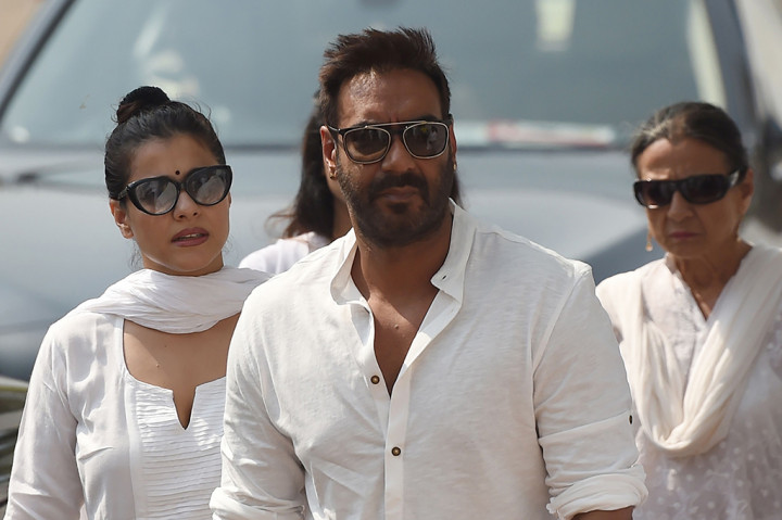 Aktor Ajay Devgan dan istrinya Kajol tiba di rumah duka.