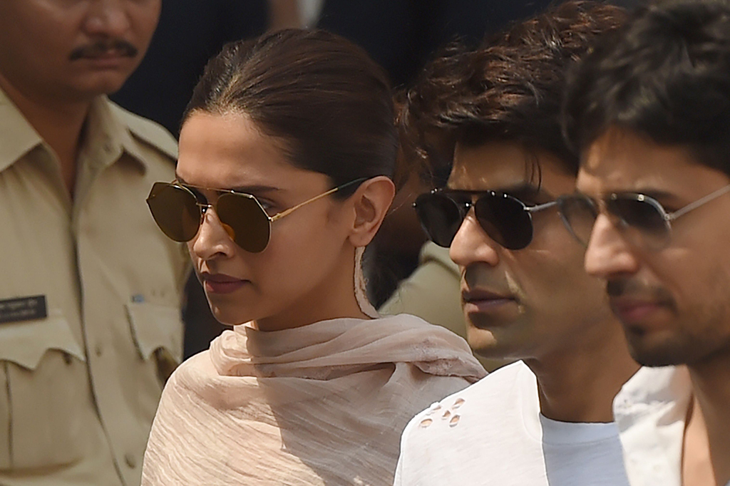 Sejumlah aktris dan aktor lain seperti Deepika Padukone, Shahrukh Khan dan lain lain juga hadir dalam acara pemakaman Sridevi.