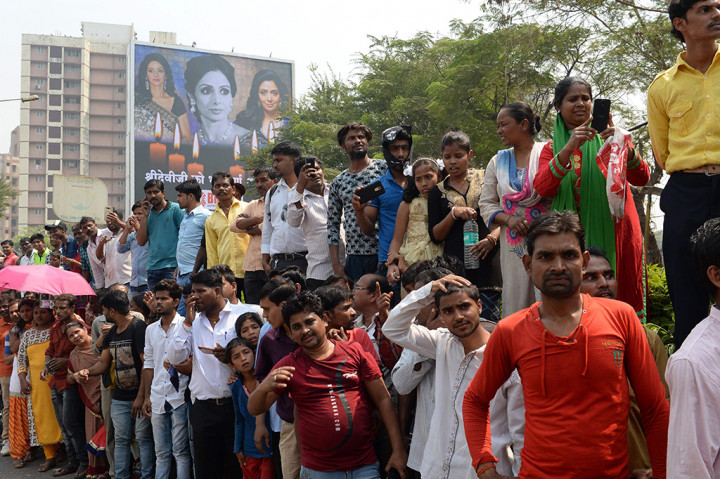 Suasana di depan rumah duka sebelum kedatangan jenazah yang dipenuhi penggemar dan wartawan. Penggemar sudah berkumpul di luar kediaman Sridevi untuk bisa melepas kepergian Sridevi Kapoor.