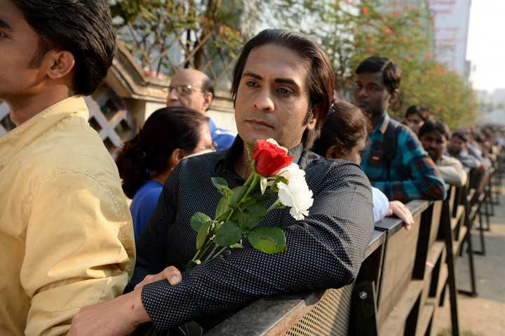 Saat ambulans yang membawa jenazah memasuki kediaman Sridevi, banyak penggemar sudah menunggu di dua sisi jalan. Sejumlah penggemar bahkan memanjat pohon agar bisa melihat lebih jelas. 