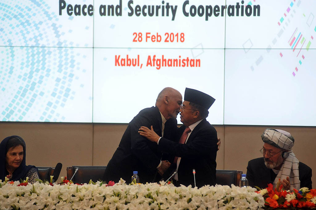Wapres Jusuf Kalla berjabat tangan dengan Presiden Negara Islam Afghanistan  Ashraf Ghani usai memberikan sambutan saat Pembukaan Kabul Process Conference II terkait perdamaian di Afghanistan di Istana Char Chinar, Kabul, Afghanistan. 
