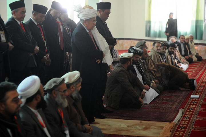 Wapres Jusuf Kalla didampingi Wakapolri Komjen Pol Syafruddin melaksanakan shalat Tahiyatul masjid usai menghadiriPembukaan Kabul Process Conference II terkait perdamaian di Afghanistan di Masjid As Salam, Indonesia Islamic Center, Kabul, Afghanistan.