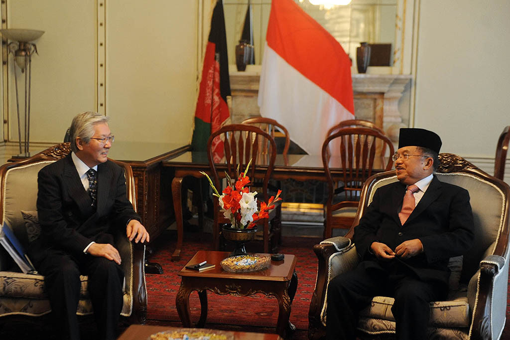 Wapres Jusuf Kalla bertemu dengan Special Representative For The United Nations Assistance Mission In Afghanistan Yamamoto  di Istana Haram Sarai, Kabul, Afghanistan.