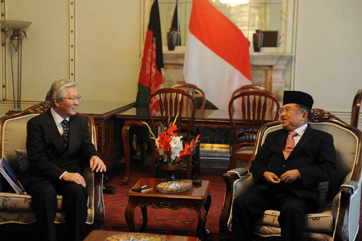 Wapres Jusuf Kalla bertemu dengan Special Representative For The United Nations Assistance Mission In Afghanistan Yamamoto  di Istana Haram Sarai, Kabul, Afghanistan.