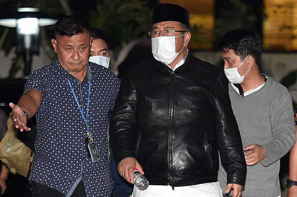 Calon Gubernur Sulawesi Tenggara 2018-2023, Asrun (kedua kanan) dan Wali Kota Kendari Adriatma Dwi Putra (kedua kiri) dikawal petugas saat tiba di Gedung Merah Putih Komisi Pemberantasan Korupsi (KPK), Jakarta, Rabu, 28 Februari 2018 malam. 