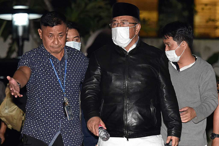 Calon Gubernur Sulawesi Tenggara 2018-2023, Asrun (kedua kanan) dan Wali Kota Kendari Adriatma Dwi Putra (kedua kiri) dikawal petugas saat tiba di Gedung Merah Putih Komisi Pemberantasan Korupsi (KPK), Jakarta, Rabu, 28 Februari 2018 malam. 