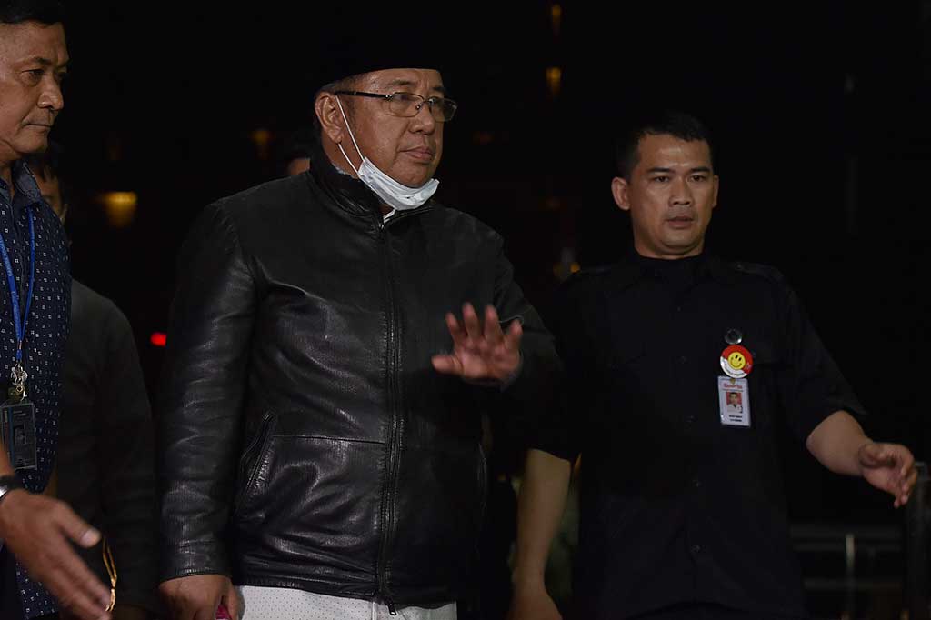 Ayah dan anak tersebut bersama mantan Kepala BPKAD Kendari Fatmawati Faqih dan pemilik dan Direktur PT Indo Jaya dan PT Sarana Bangun Nusantara Hasmun Hamzah terkena operasi tangkap tangan (OTT) oleh KPK di Kendari pada Rabu pagi.