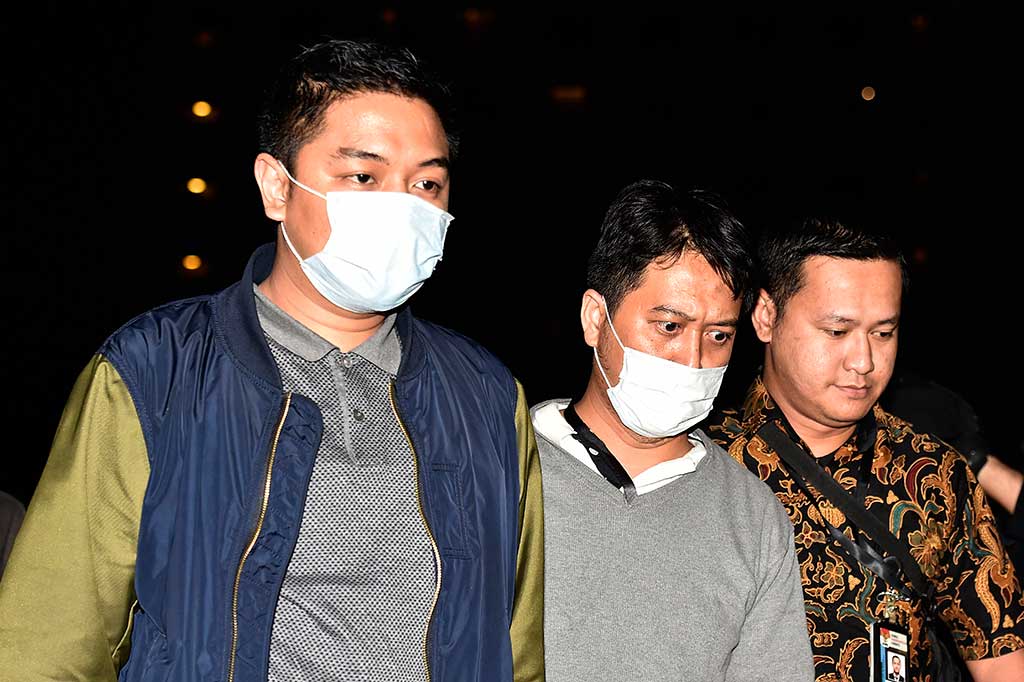 Dalam operasi tangkap tangan (OTT) di kendari tersebut KPK mengamankan uang miliaran rupiah. Juru Bicara KPK Febri Diansyah belum bisa memberikan penjelasan secara spesifik transaksi miliaran rupiah itu terkait apa saja. Namun diduga terkait penyimpangan sejumlah proyek di Pemkot Kendari.