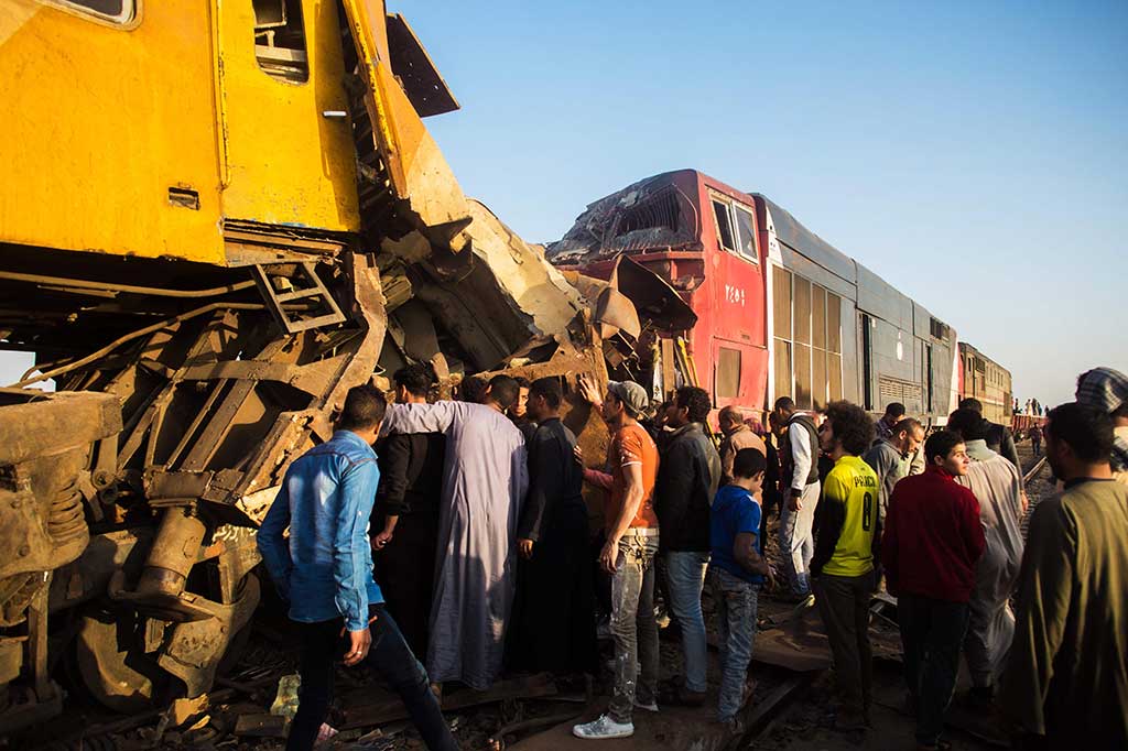 Warga berkerumun di lokasi tabrakan dua kereta api di Mesir, Rabu, 28 Februari 2018.