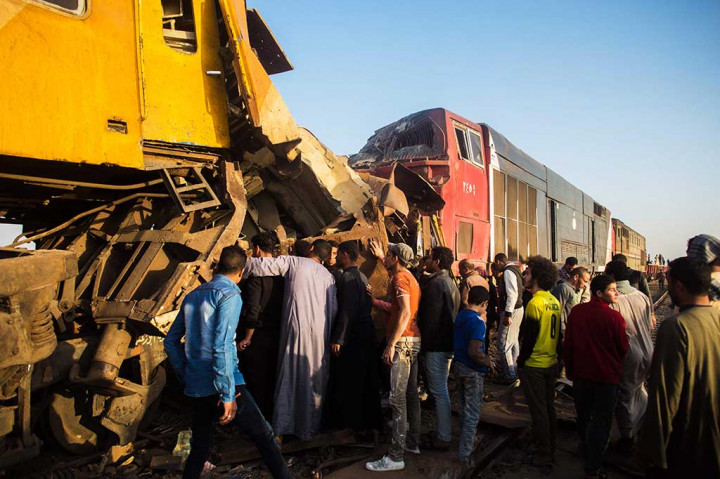 Warga berkerumun di lokasi tabrakan dua kereta api di Mesir, Rabu, 28 Februari 2018.