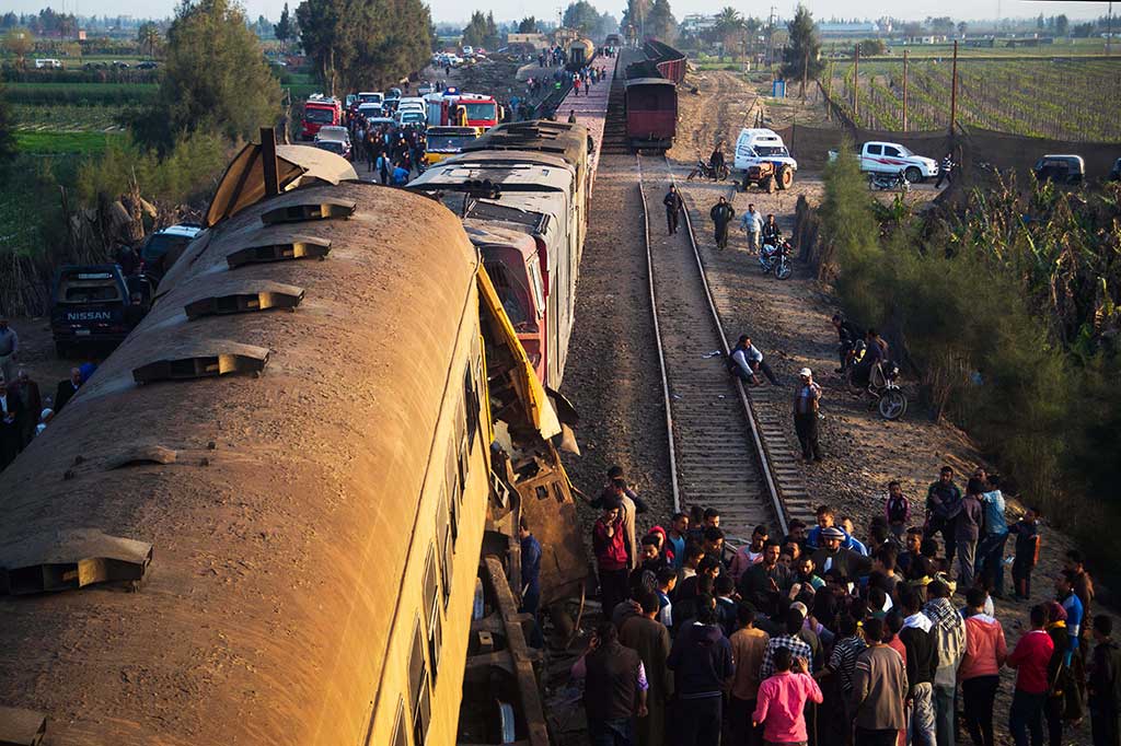 Setidaknya dua gerbong tergelincir, sementara warga sipil dan petugas medis terlihat mengevakuasi penumpang yang terluka dan membawa mereka ke ambulans. Pejabat kementerian kesehatan Alaa Othman mengatakan kepada televisi pemerintah bahwa semua korban telah dikeluarkan dari tempat kejadian.