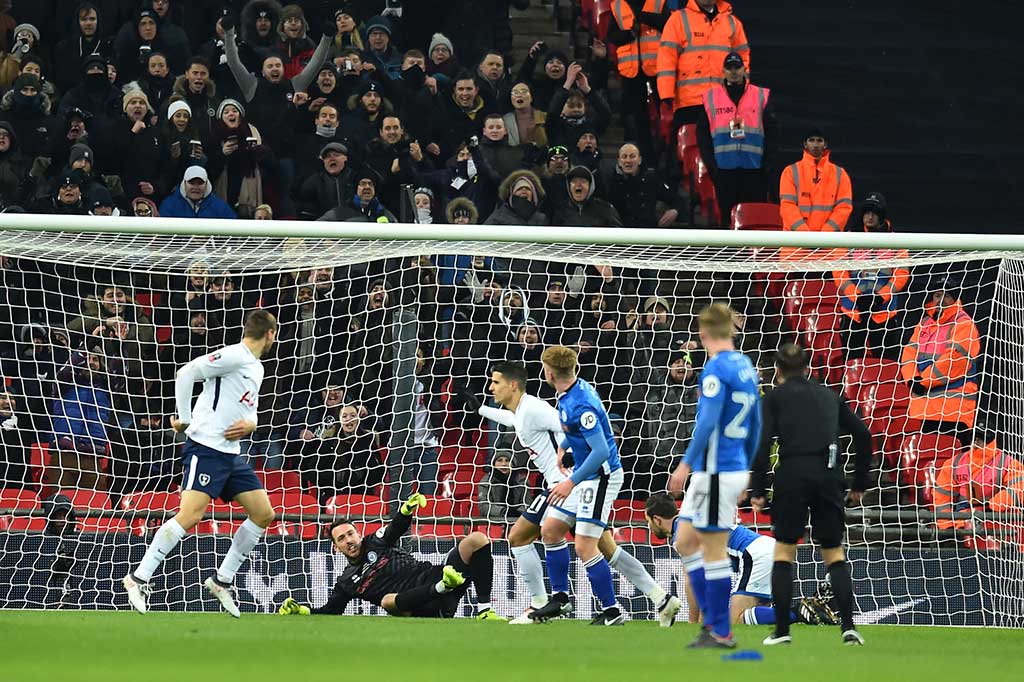 Pada laga yang dihiasi guyuran hujan salju di Stadion Wembley tersebut, Tottenham Hotspur telah menjebol gawang Rochdale pada menit ke-6 lewat Eric Lamela. Namun gol dianulir setelah berdasarkan sistem Video Assistant Referee (VAR), Fernando Llorente terlebih dahulu melakukan pelanggaran.