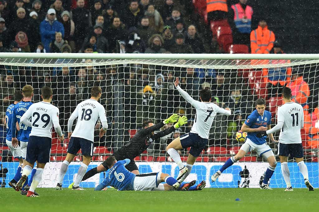 Spurs akhirnya berhasil membuka keunggulan lewat tembakan Son Heung Min pada menit ke-23.