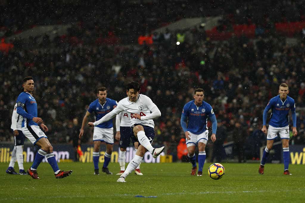 Spurs berpeluang menggandakan keunggulan beberapa saat kemudian, namun eksekusi penalti Son dibatalkan oleh wasit. Bahkan son diganjar kartu kuning karena sempat menghentikan gerakan saat mengambil ancang-ancang.