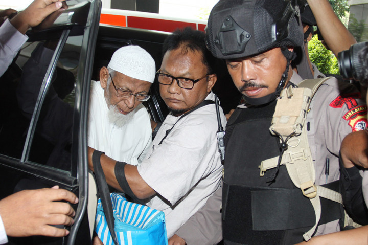 Terpidana kasus terorisme, Abu Bakar Baasyir dengan pengawalan petugas saat tiba untuk menjalani pemeriksaan kesehatan di RSCM Kencana, Jakarta.
