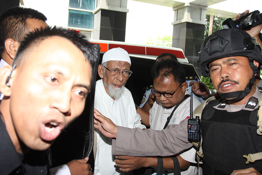 Abu Bakar Baasyir mendatangi RSCM untuk melakukan kontrol kesehatan atas sakit yang dideritanya usai mendapat izin dari Direktorat Jenderal Pemasyarakatan Kementerian Hukum dan HAM.