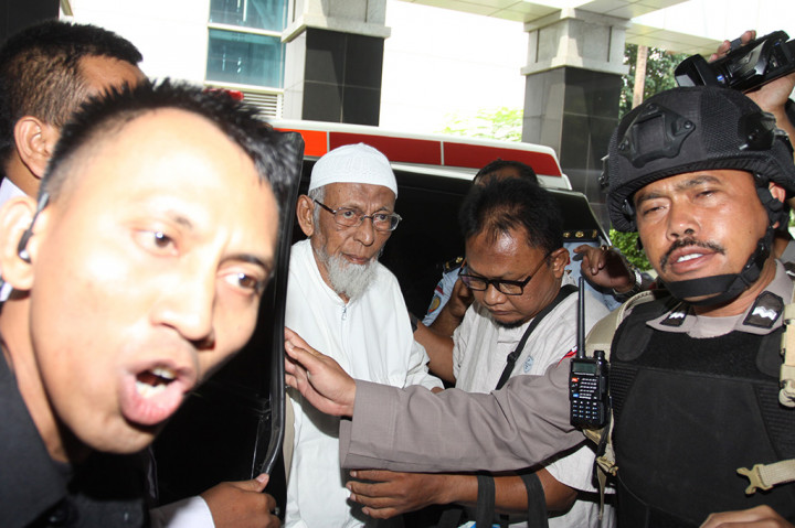 Abu Bakar Baasyir mendatangi RSCM untuk melakukan kontrol kesehatan atas sakit yang dideritanya usai mendapat izin dari Direktorat Jenderal Pemasyarakatan Kementerian Hukum dan HAM.
