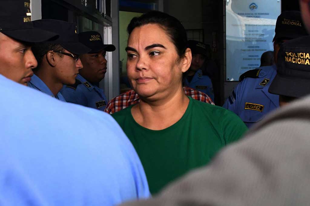 Mantan ibu negara Rosa Elena Bonilla, ditangkap di kediamannya di pinggiran ibu kota Honduras, Tegucigalpa, Rabu, 28 Februari 2018 pagi waktu setempat. Polisi juga menangkap saudara ipar Bonilla dan menyita dokumen terkait dengan tuduhan korupsi.