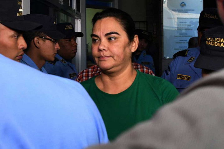 Mantan ibu negara Rosa Elena Bonilla, ditangkap di kediamannya di pinggiran ibu kota Honduras, Tegucigalpa, Rabu, 28 Februari 2018 pagi waktu setempat. Polisi juga menangkap saudara ipar Bonilla dan menyita dokumen terkait dengan tuduhan korupsi.