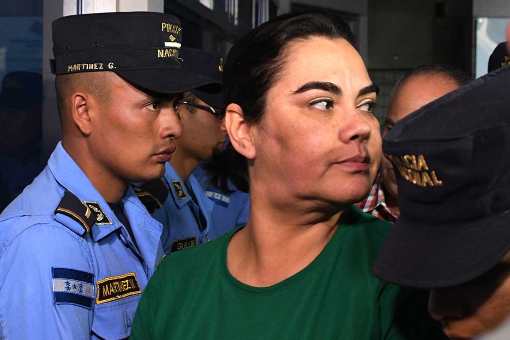 Bonilla dituduh memperoleh keuntungan secara tidak sah sekitar 12,2 juta lempira (sekitar Rp7,1 miliar) pada hari-hari terakhir pemerintahan suaminya.