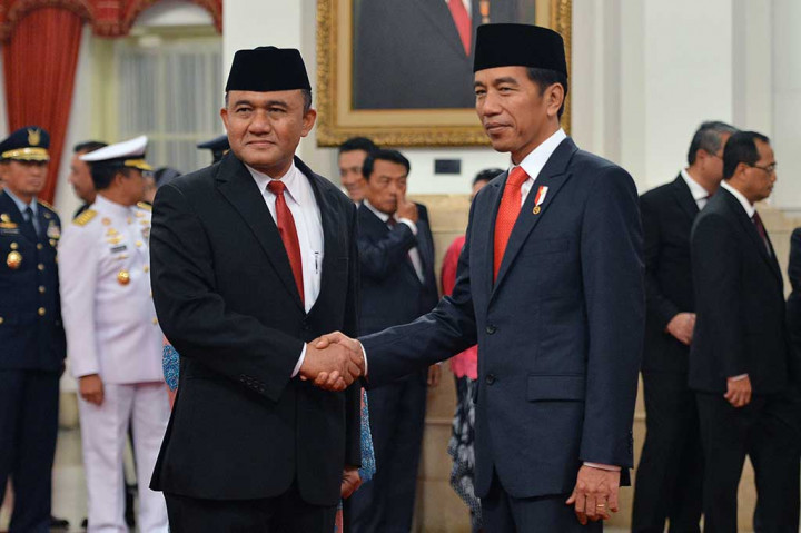 Presiden Jokowi menyalami Kepala BNN Irjen Heru Winarko seusai pelantikan. Heru sebelumnya adalah Deputi Penindakan KPK yang dilantik pada 15 Oktober 2015. Lulusan Akademi Kepolisian pada 1985 itu juga pernah menjabat sebagai staf Menteri Koordinator Politik Hukum dan Keamanan Bidang Ideologi dan Konstitusi.