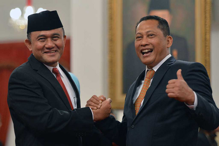 Kepala BNN Irjen Heru Winarko (kiri) berjabat tangan dengan mantan Kepala BNN Komjen Budi Waseso.