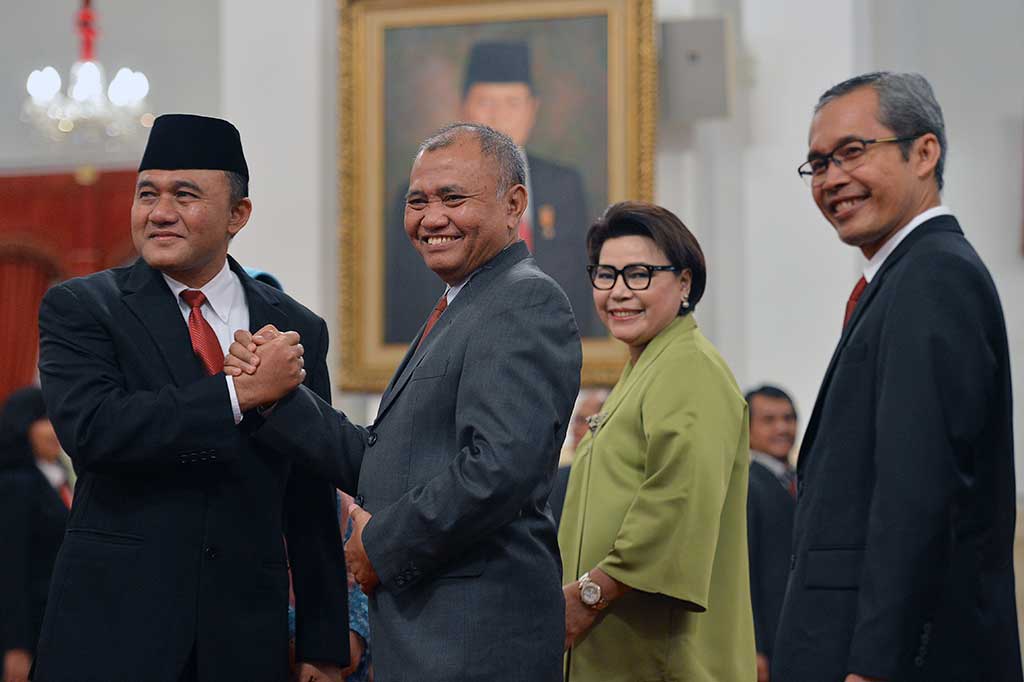 Ketua KPK Agus Rahardjo (kedua kiri) bersama Wakil Pimpinan KPK Basaria Panjaitan (kedua kanan) dan Alexander Marwata (kanan) memberikan ucapan selama kepada Kepala BNN Irjen Heru Winarko.